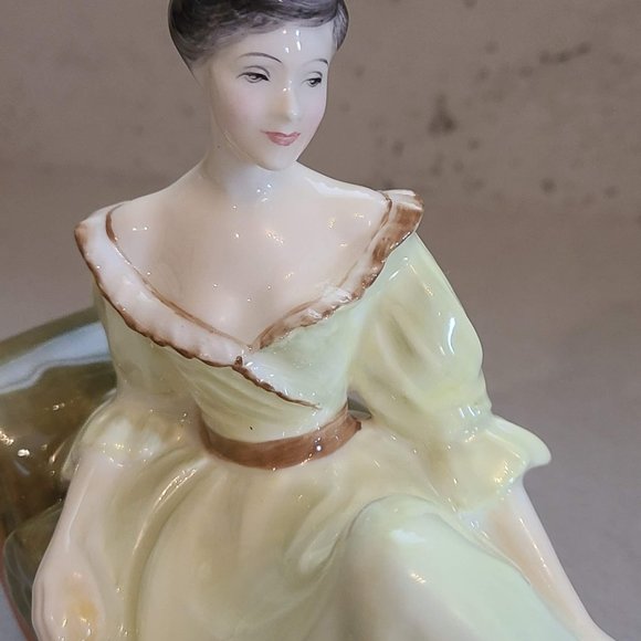 Royal Doulton Porcelain Figurine ~ “At Ease” ~ HN 2473 - Picture 8 of 13